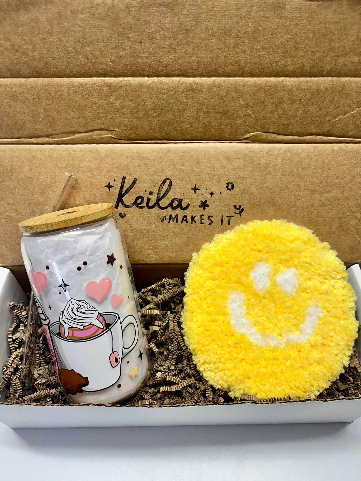 Combo Cafecito Chisme glass can 16 oz with bamboo lid and glass straw and yellow smile mug rug