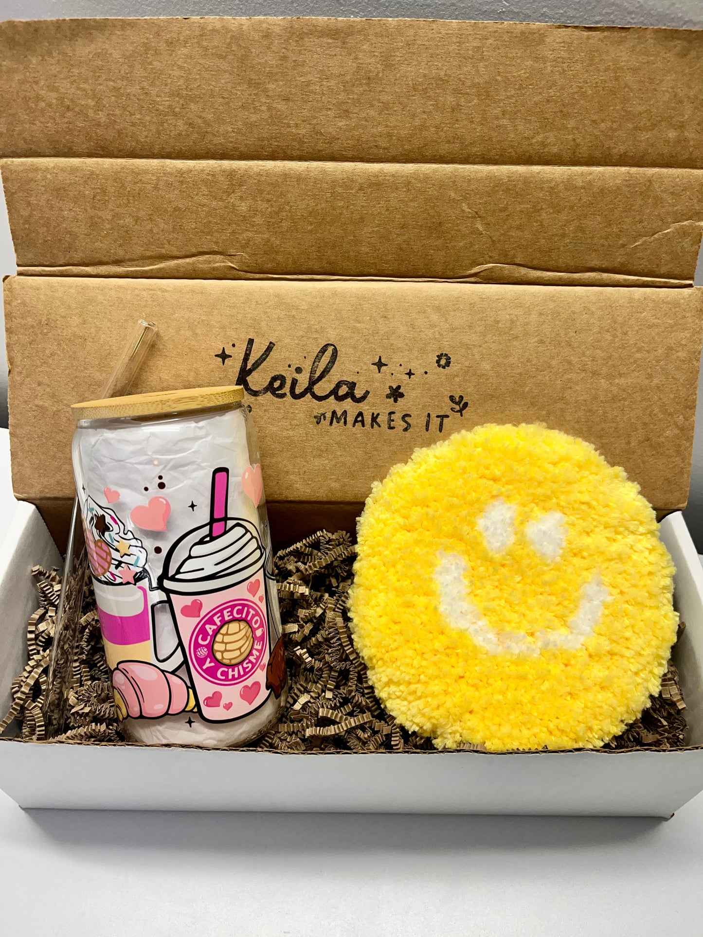 Combo Cafecito Chisme glass can 16 oz with bamboo lid and glass straw and yellow smile mug rug